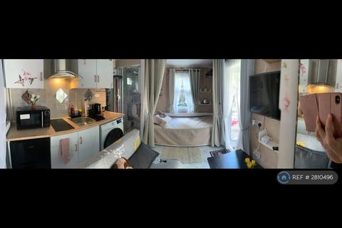 Studio to rent, Villacourt Rd, London, SE18