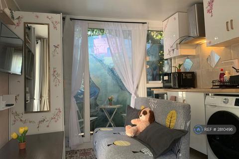 Studio to rent, Villacourt Rd, London, SE18