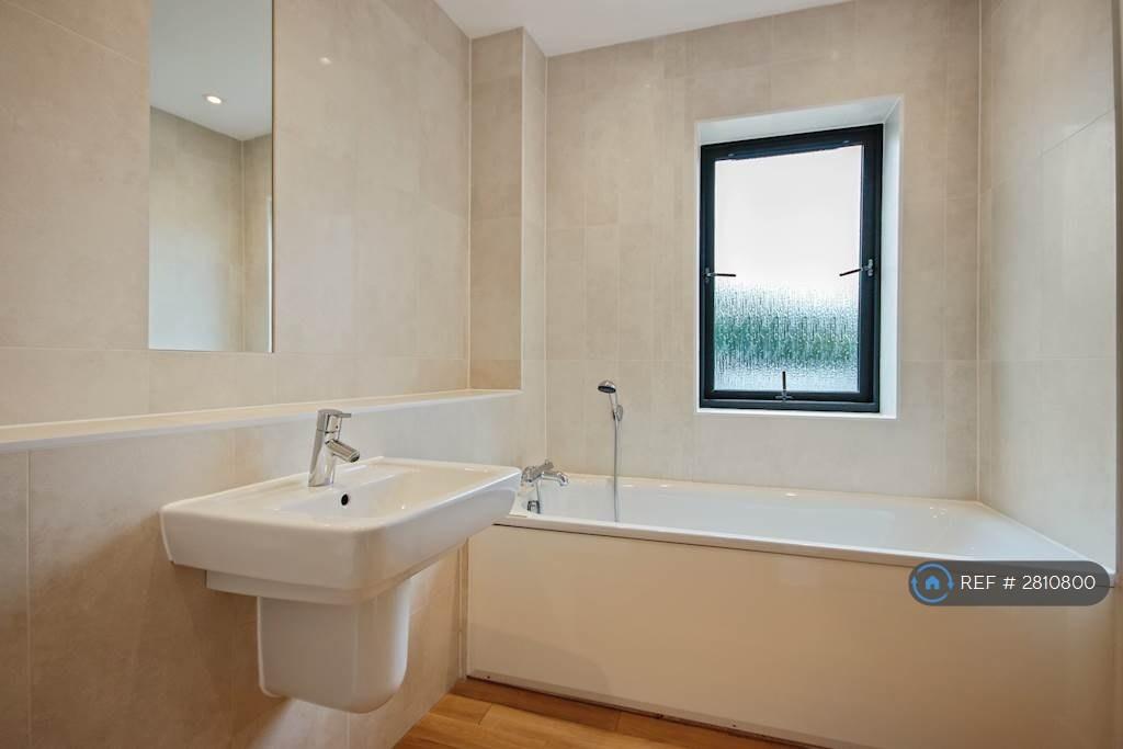 Bathroom (Middle Floor)