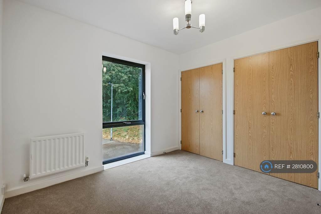 Single Bedroom (Middle Floor)