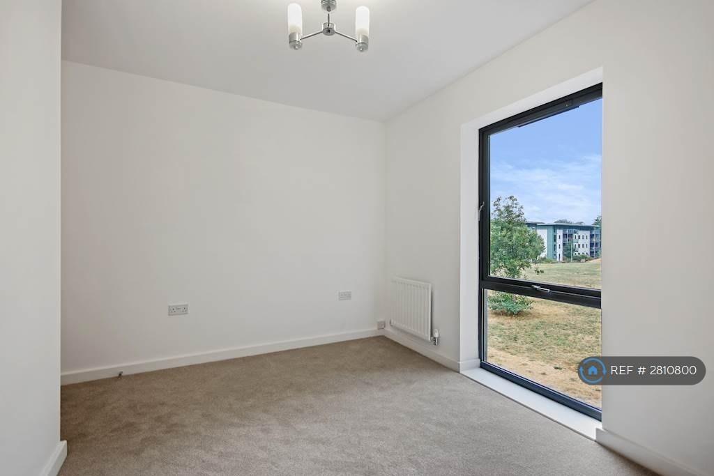 Single Bedroom (Middle Floor)