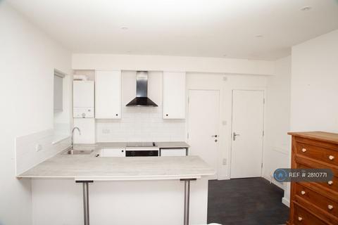 Studio to rent, Brocco Bank, Sheffield, S11