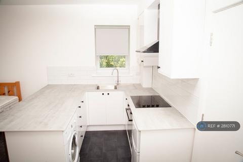 Studio to rent, Brocco Bank, Sheffield, S11