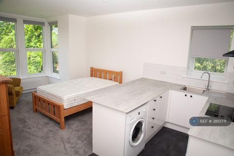 Studio to rent, Brocco Bank, Sheffield, S11