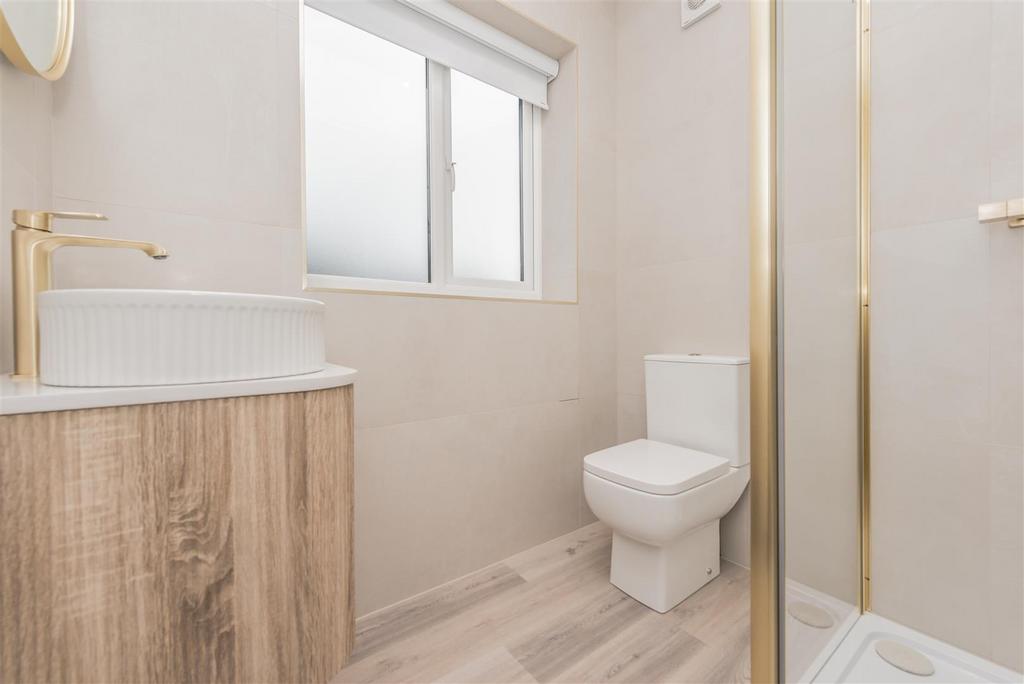 Newly Fitted En-suite Shower Room / WC:
