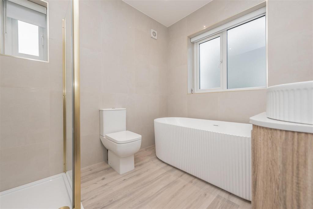 Luxury Family Bathroom / WC: