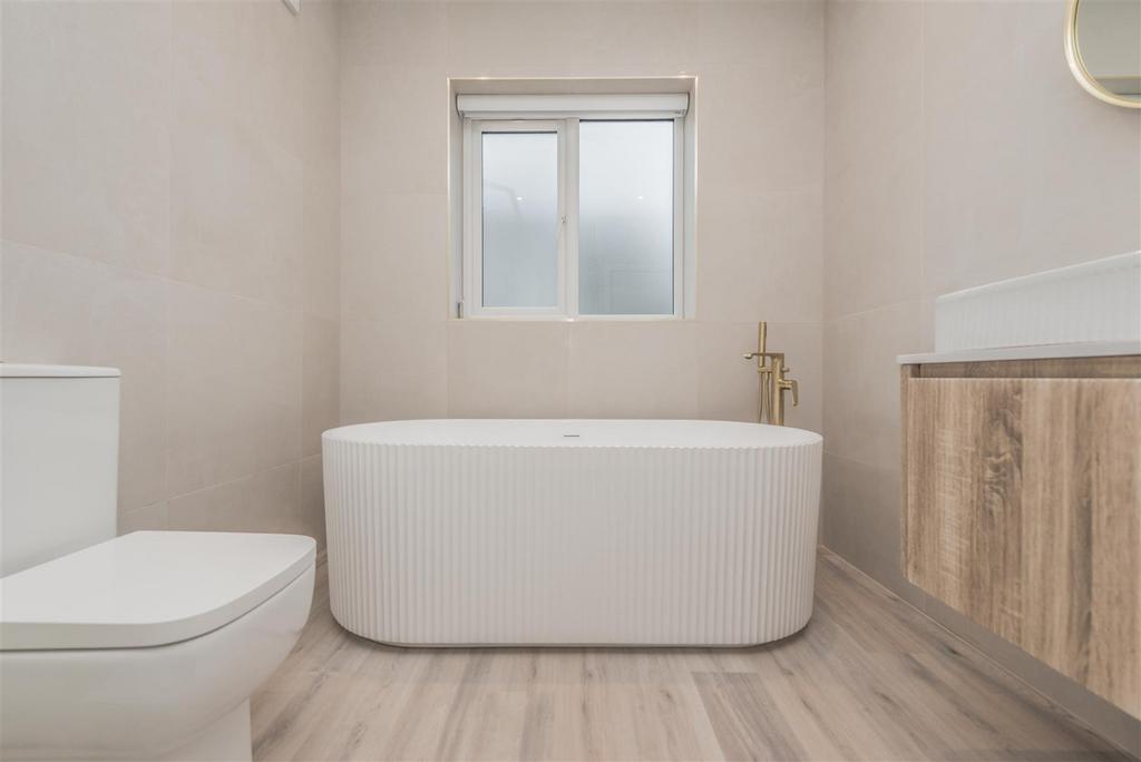 Luxury Family Bathroom / WC: