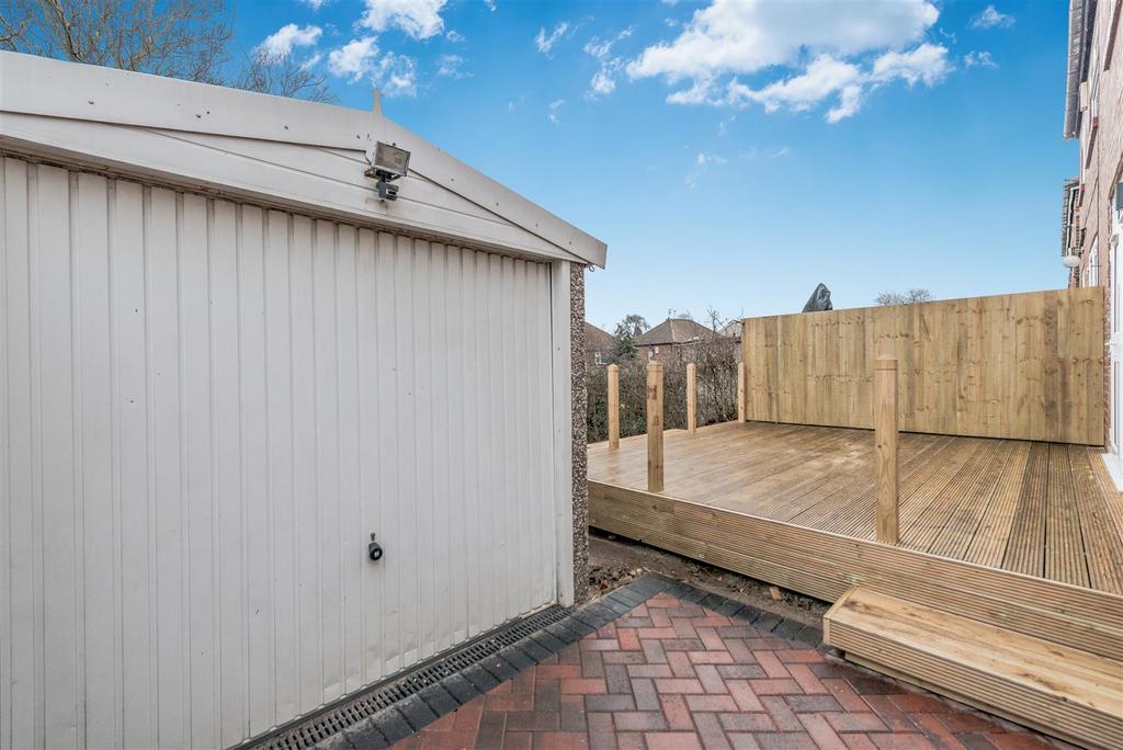 Driveway / Off Street Parking / Driveway: