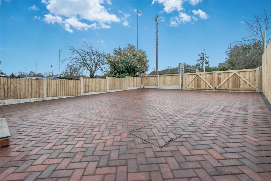 Driveway / Off Street Parking / Driveway: