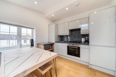 2 bedroom flat for sale, Finsbury Road, London, N22