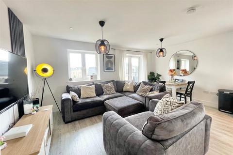2 bedroom apartment for sale, Lake Avenue, Camberley GU16