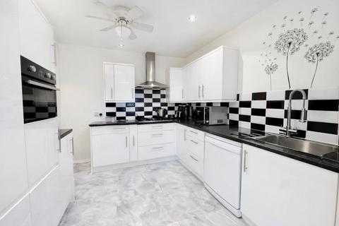 2 bedroom end of terrace house to rent, Tewkesbury Road, Carshalton