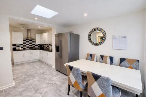 2 bedroom end of terrace house to rent, Tewkesbury Road, Carshalton