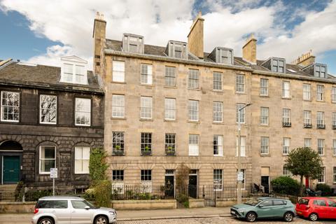 10 (2F2) Wellington Place, Leith Links, EH6 7EQ