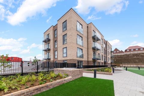 2 bedroom flat to rent, Stirling Drive, Luton, London, LU2