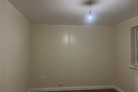 3 bedroom semi-detached house to rent, Raeburn Road, Hayes, Middlesex, UB4