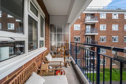 2 bedroom flat for sale, Edensor Gardens, Chiswick, London, W4