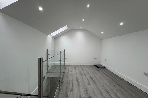 3 bedroom maisonette to rent, Boxwood Close, West Drayton