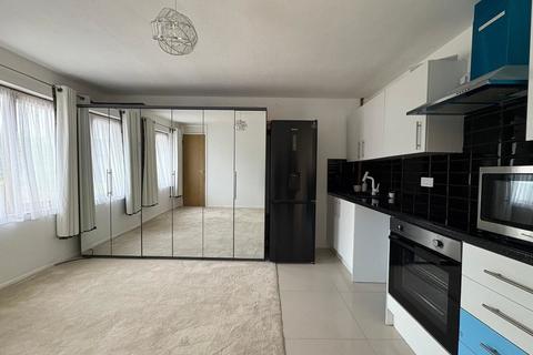 3 bedroom maisonette to rent, Boxwood Close, West Drayton