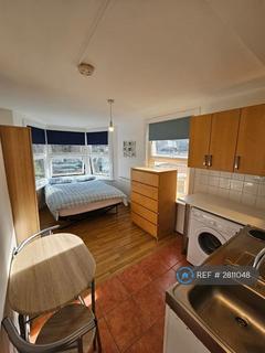 Studio to rent, Hornsey Park Road, London, N8