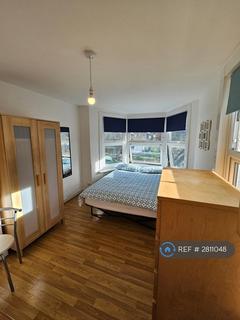 Studio to rent, Hornsey Park Road, London, N8