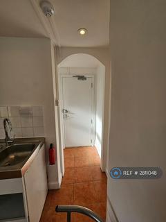 Studio to rent, Hornsey Park Road, London, N8