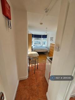 Studio to rent, Hornsey Park Road, London, N8