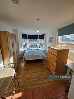 Studio to rent, Hornsey Park Road, London, N8