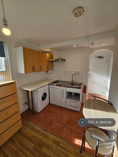 Studio to rent, Hornsey Park Road, London, N8