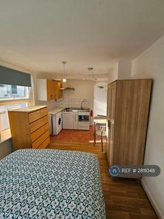 Studio to rent, Hornsey Park Road, London, N8