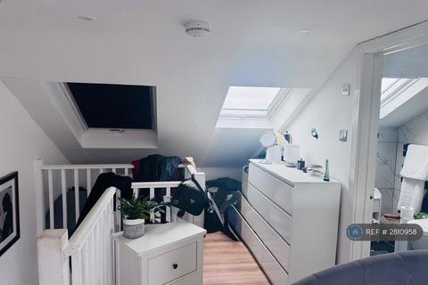 3 bedroom semi-detached house to rent, Bower Terrace, Epping, CM16