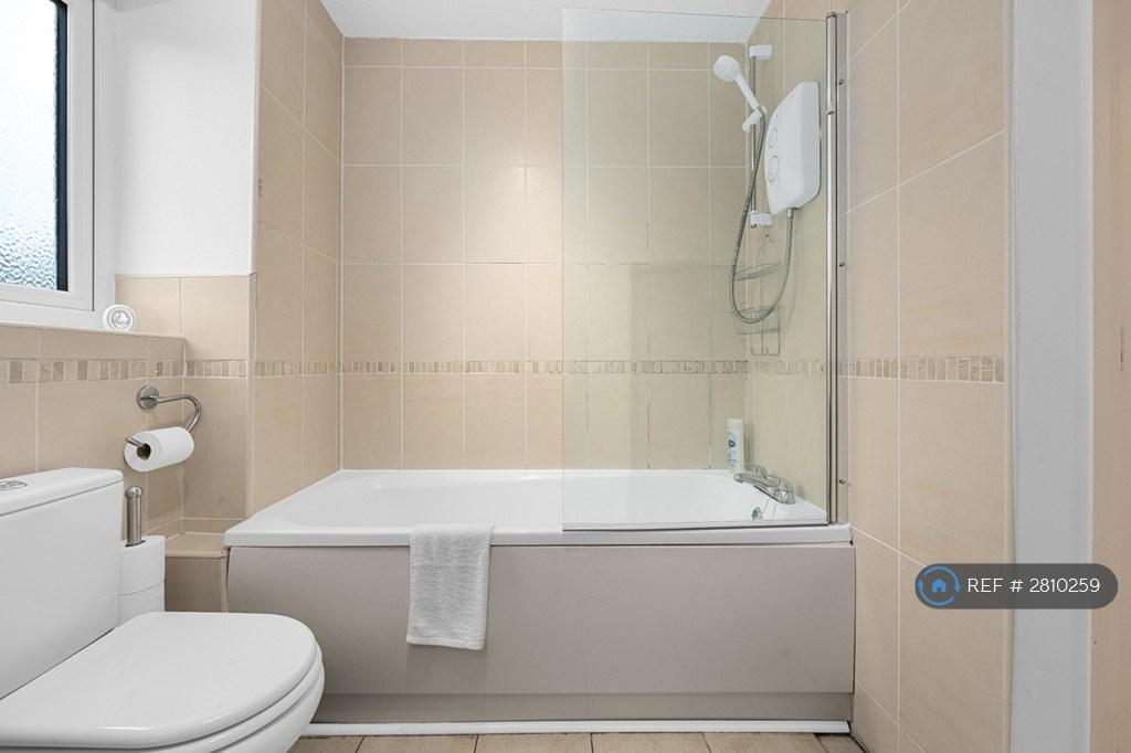 Main Bathroom. View 2.