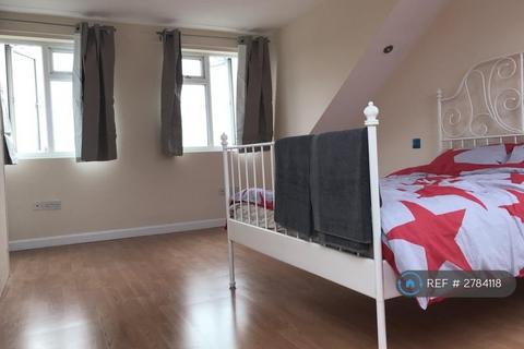 1 bedroom in a house share to rent, Priors Gardens, Ruislip, HA4