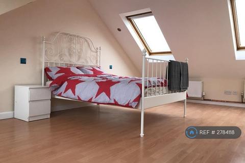1 bedroom in a house share to rent, Priors Gardens, Ruislip, HA4