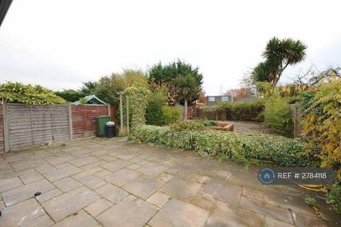 1 bedroom in a house share to rent, Priors Gardens, Ruislip, HA4