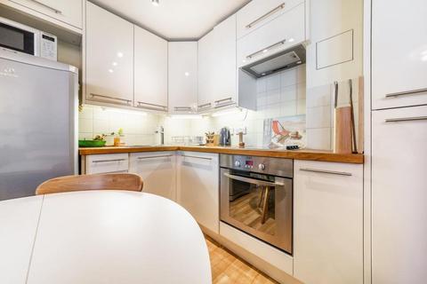 Studio to rent, St George Wharf, Vauxhall