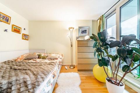 Studio to rent, St George Wharf, Vauxhall
