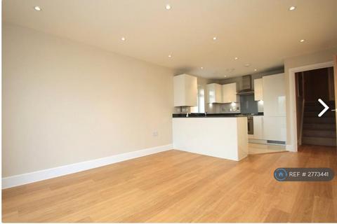 2 bedroom flat to rent, Green Lane, Chessington, KT9