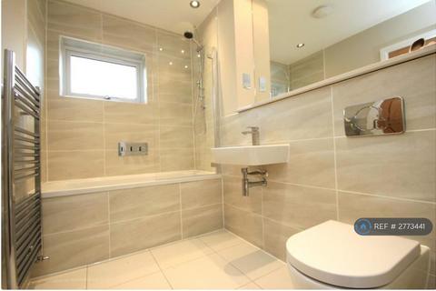 2 bedroom flat to rent, Green Lane, Chessington, KT9