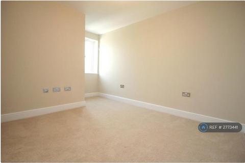 2 bedroom flat to rent, Green Lane, Chessington, KT9
