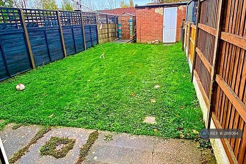 3 bedroom terraced house to rent, Lowland Close, Cradley Heath, B64