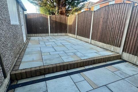 2 bedroom semi-detached house to rent, Stockport SK3