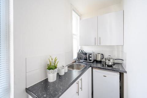 Studio to rent, Hill Street, Mayfair, W1J