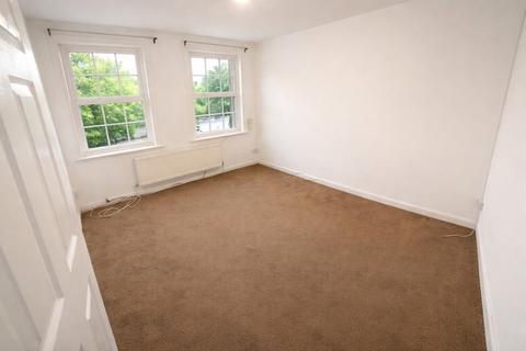 2 bedroom apartment to rent, Crescent Parade, Uxbridge, London, UB10
