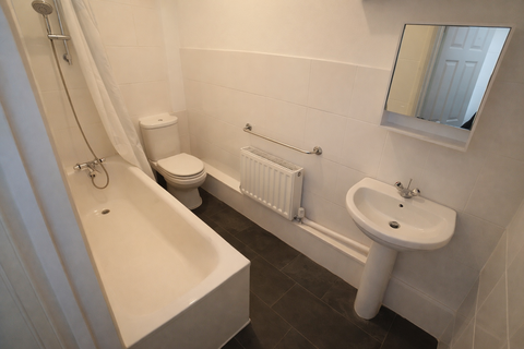 2 bedroom apartment to rent, Crescent Parade, Uxbridge, London, UB10