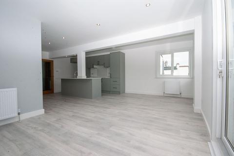 2 bedroom apartment to rent, London Road, Leigh-on-Sea