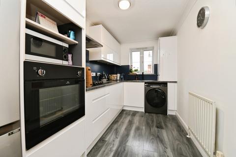 2 bedroom ground floor flat for sale, Goring Road, Colchester, CO4