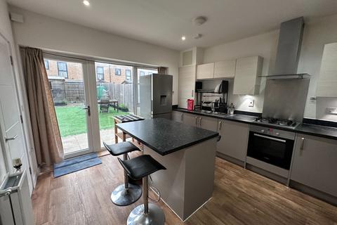 1 bedroom terraced house to rent, Room 1 Royal Anglian Way, Dagenham