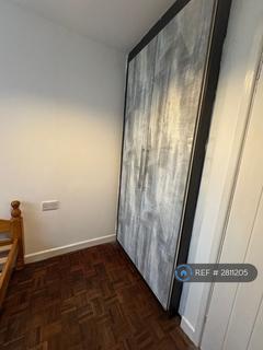 2 bedroom flat to rent, Walter Court, Ealing, W3