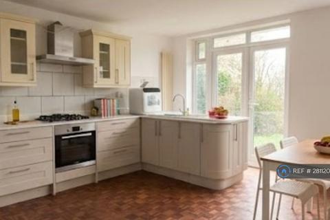 2 bedroom flat to rent, Walter Court, Ealing, W3